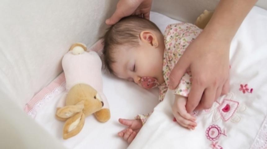 Bebeği uyandırmadan yanından ka&ccedil;ma taktikleri