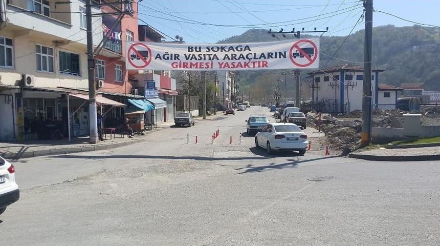 &Ouml;l&uuml;ml&uuml; Kazanın Yaşandığı Yol Dubalarla B&uuml;y&uuml;k Ara&ccedil;lara Kapatıldı