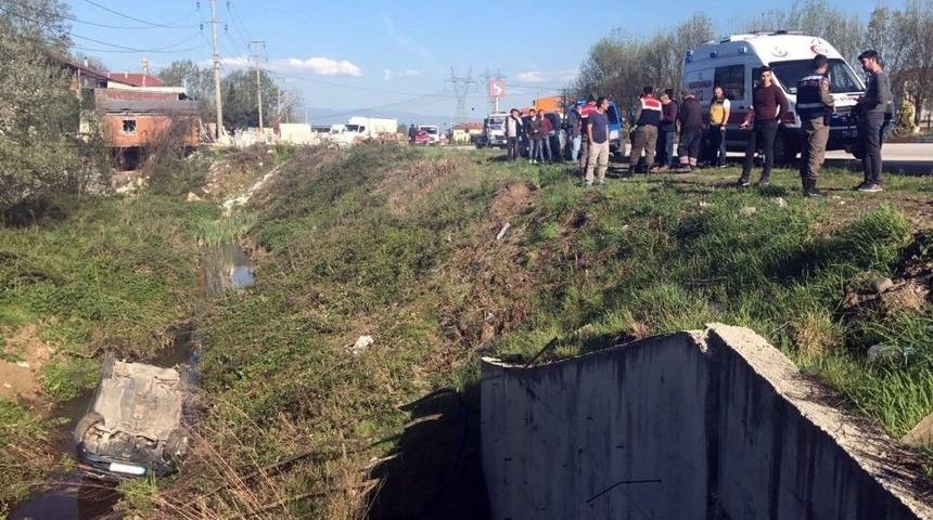 Otomobil Dereye U&ccedil;tu: 4 Yaralı