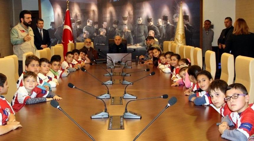 Vali Şahin Yetim &Ccedil;ocukları Sevindirdi