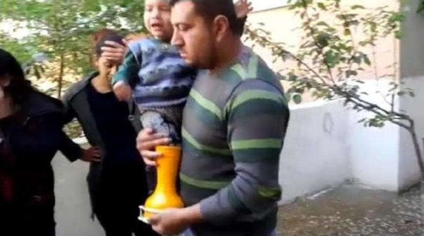 2 Yaşındaki Sıra&ccedil;, Ayağını Darbukaya Sıkıştırdı