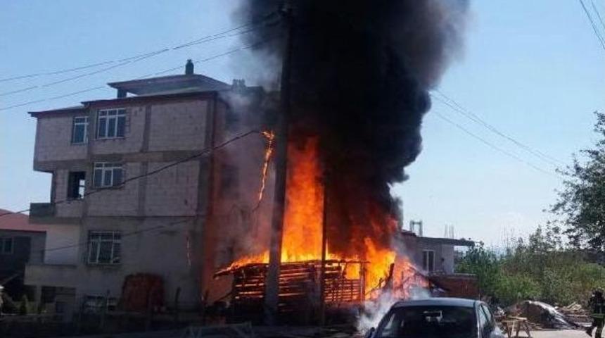 Eski Lastiklerin Konulduğu Depo Alev Alev Yandı