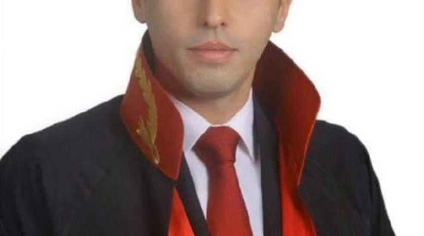 Şehit Hakimin Annesi Oğlunun Adını Adalet Sarayı Yerleşkesinde G&ouml;r&uuml;nce Ağladı