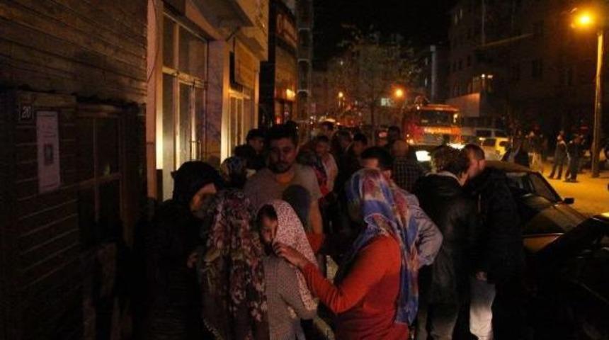 Apartmanda &Ccedil;ıkan Yangın Paniğe Neden Oldu