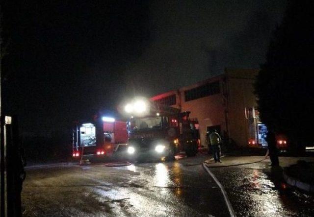 Eskişehir'de Kağıt Fabrikasındaki Yangını Itfaiye Ekipleri Söndürdü