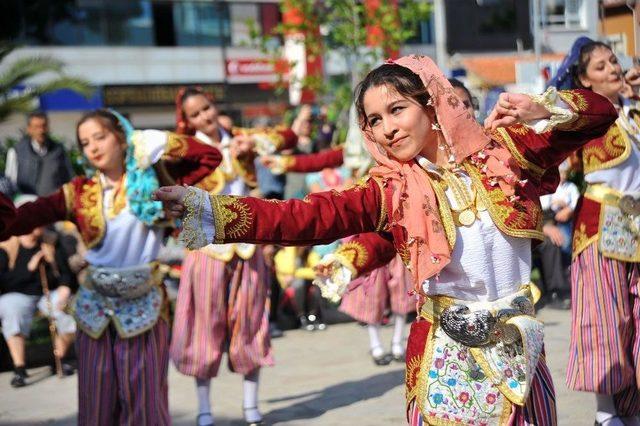 Seferihisar’da Çocuk Şenliği Renkli Başladı