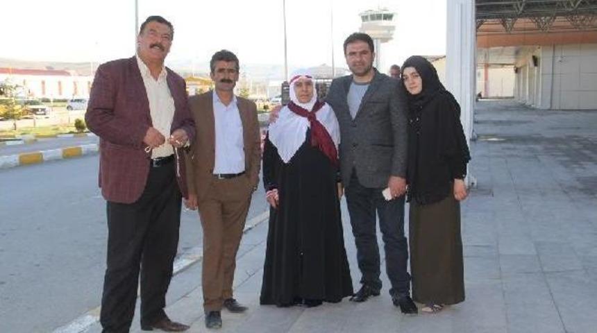 Başkale'de Şehit Yakınları Umreye G&ouml;nderildi