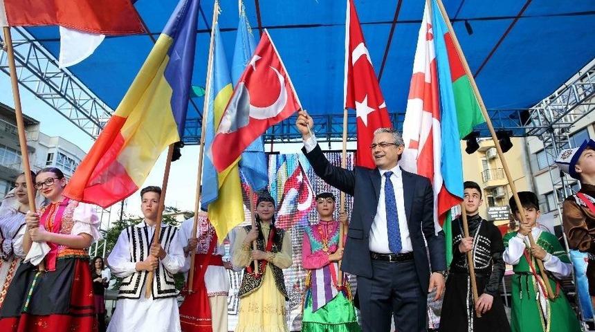 D&uuml;nya &Ccedil;ocukları Karşıyaka&rsquo;da Buluştu