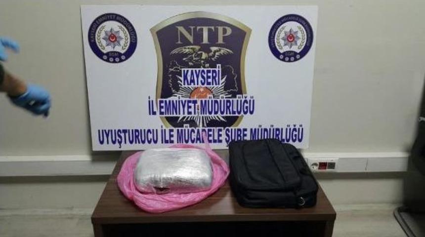 3 Otob&uuml;s Yolcusunda 2 Kilo 574 Gram Esrar Ele Ge&ccedil;irildi