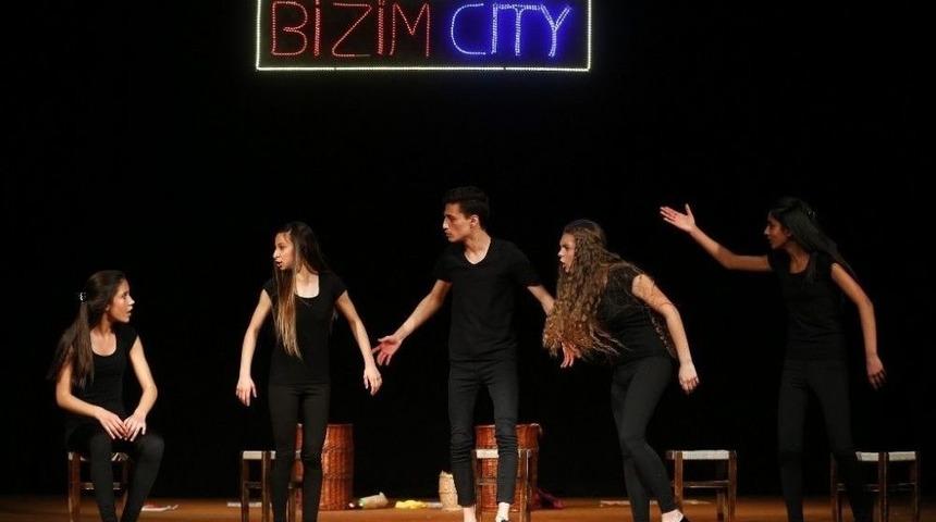 Roman Gen&ccedil;ler Tiyatro Oyunu Sahneledi