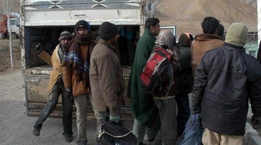 Başkale&rsquo;de 24 Ka&ccedil;ak Şahıs Yakalandı