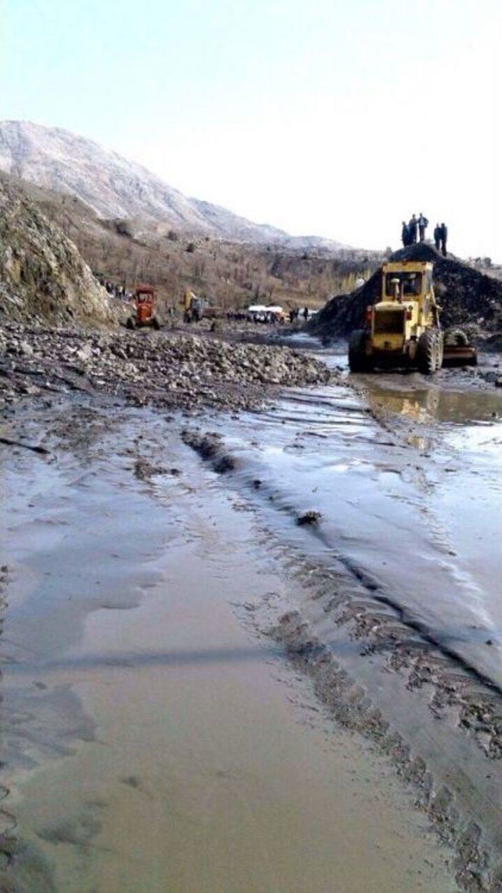 Büyükşehir Yollarda Heyelan Temizliği Yapıyor G3