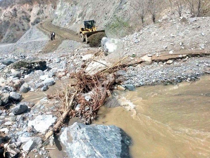 Büyükşehir Yollarda Heyelan Temizliği Yapıyor G4