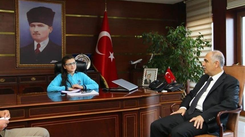 Vali Karahan Koltuğunu &Ouml;ğrenciye Devretti