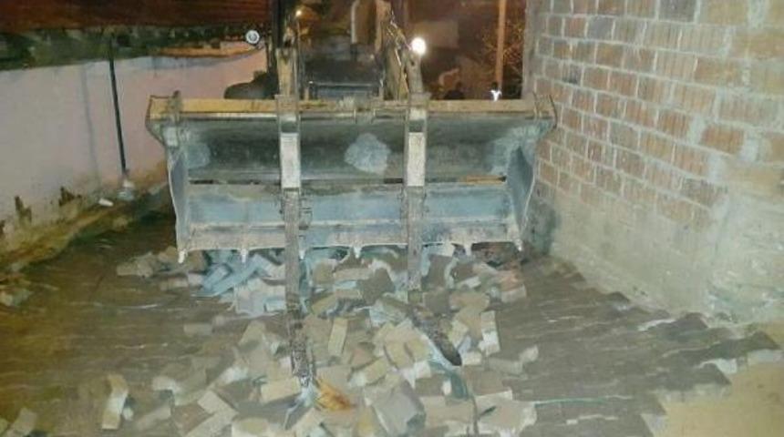 &Uuml;zerine Parke Taşları Devrilen Suriyeli Iş&ccedil;i &Ouml;ld&uuml;