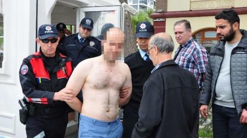 Meydanda Soyunmak Isteyince Polisler Engel Oldu