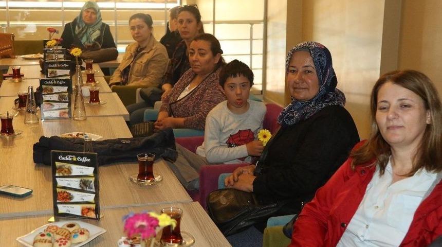 Down Sendromlu Bireylere Aile Eğitimi