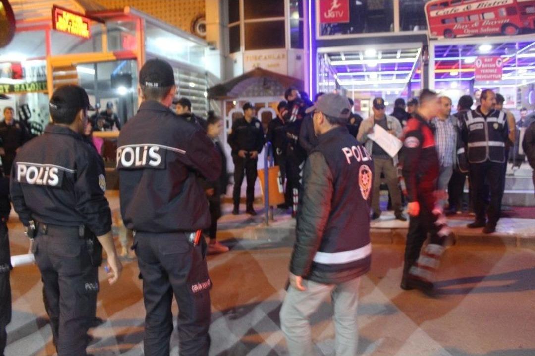 Niğde&rsquo;de Kafe Ve Eğlence Merkezlerinde Asayiş Uygulaması Yapıldı