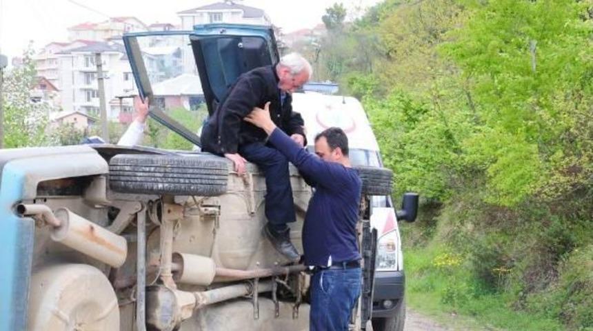 Yan Duran Otomobilde Mahsur Kaldı