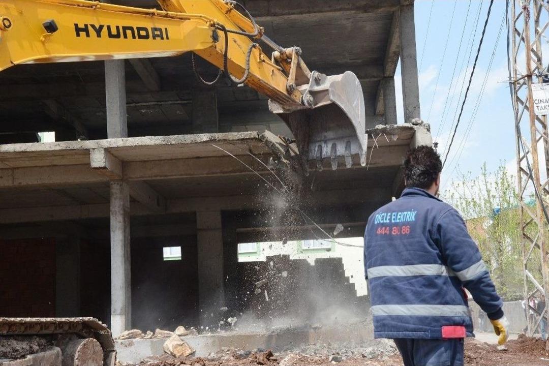 Kayapınar&rsquo;da Ka&ccedil;ak Yapılar Yıkılıyor