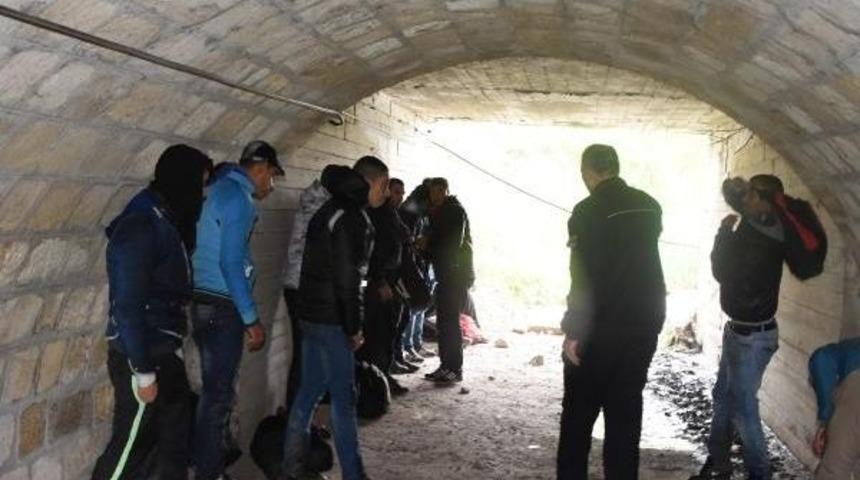 Suriyeli Ka&ccedil;aklar, Yağmurdan Ka&ccedil;arken Polise Yakalandı