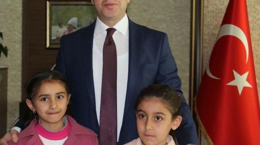 Vali &Ccedil;ınar Koltuğunu &Ccedil;ocuklara Bıraktı