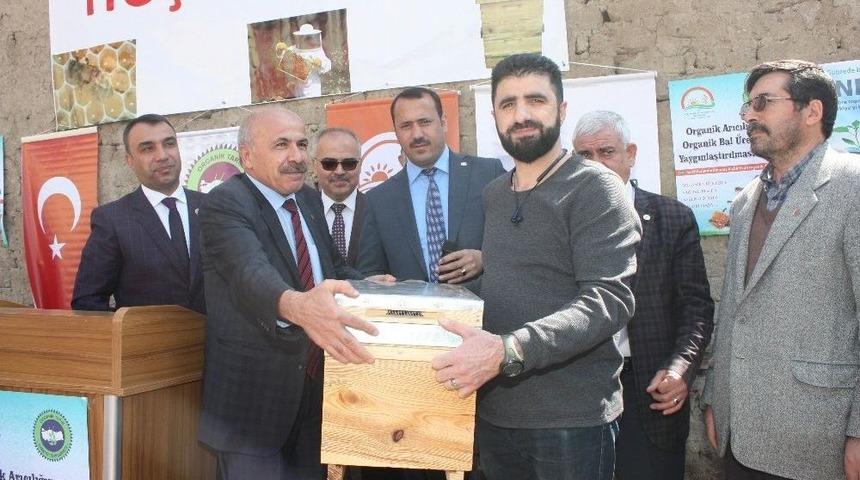 Elazığ&rsquo;da Arıcılara Organik Kovan Dağıtıldı
