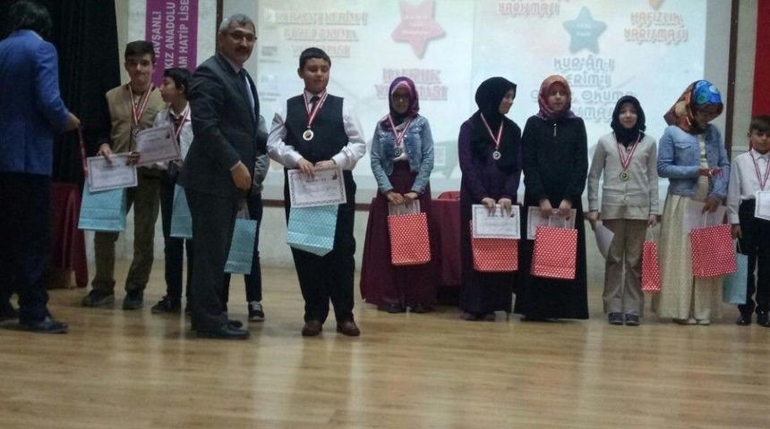 Kur&rsquo;an-ı Kerim G&uuml;zel Okuma Yarışması&rsquo;nda Derece Elde Eden &Ouml;ğrenciler &Ouml;d&uuml;llendirildi