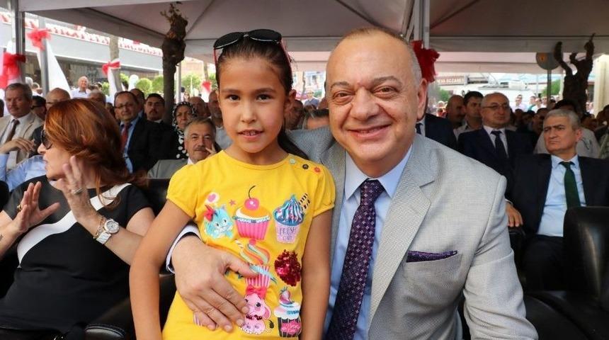 Manisa B&uuml;y&uuml;kşehirden &Ccedil;ocuklara Bayram Hediyesi