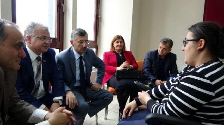 Engelli Kız Otob&uuml;s Şof&ouml;rlerini Şikayet Etti: Sadece Biri Yardımcı Oluyor