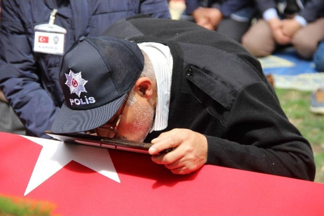 Şehidin Babası Oğlunu Tabutunu &Ouml;perek Son Yolculuğuna Uğurladı