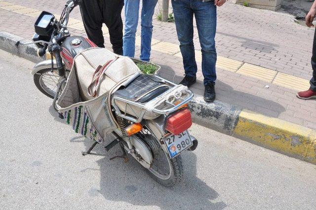 Otomobille Motosiklet Çarpıştı: 1 Yaralı