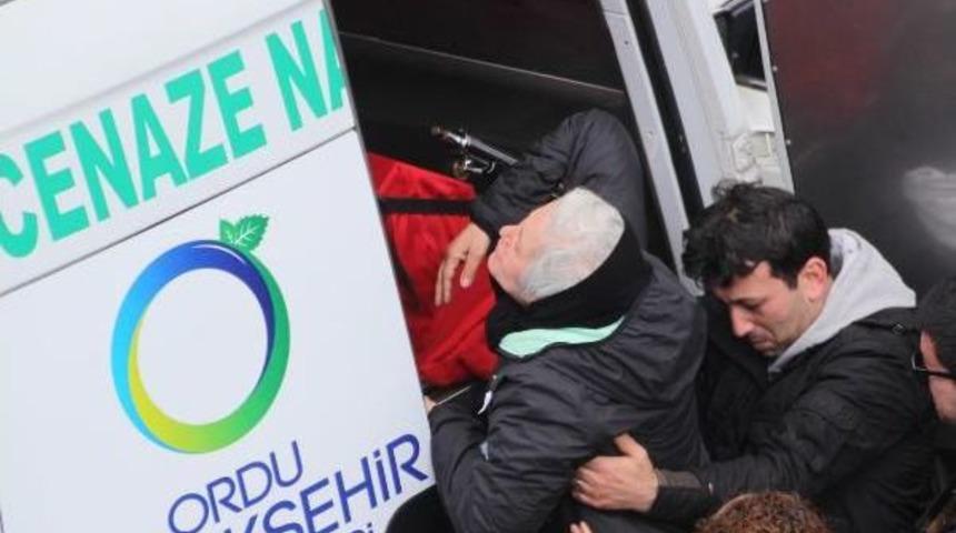 Şehit Hakim I&ccedil;in Babaevi &Ouml;n&uuml;nde T&ouml;ren (2)