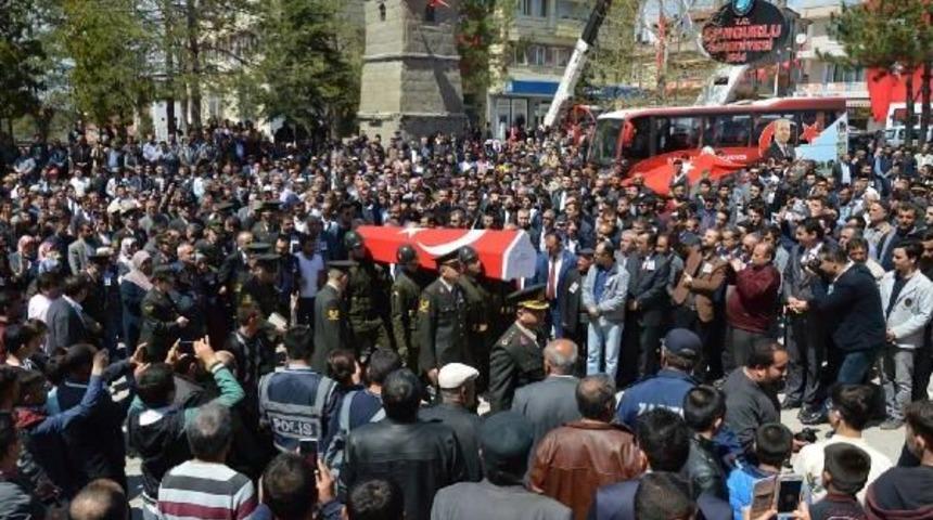 Şehit Astsubay Karaman'ı 10 Bin Kişi Uğurladı