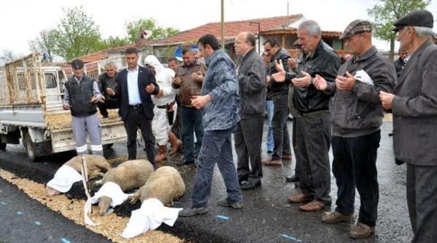 Yeni Yollarını 3 Kurban Keserek Hizmete A&ccedil;tılar