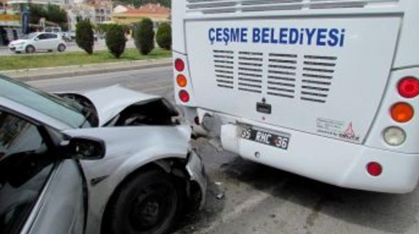 &Ouml;ğrencileri Bekleyen Otob&uuml;se Otomobil Arkadan &Ccedil;arptı: 3 Yaralı