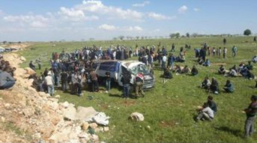 Bozova'da Kamyonet Devrildi: 4 &Ouml;l&uuml;, 8 Yaralı (1)