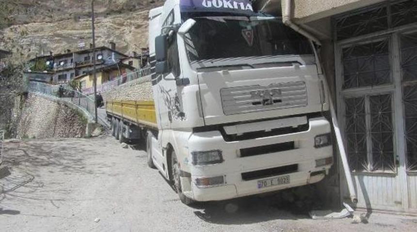 Park Halindeki Tır Evin Duvarına &Ccedil;arptı