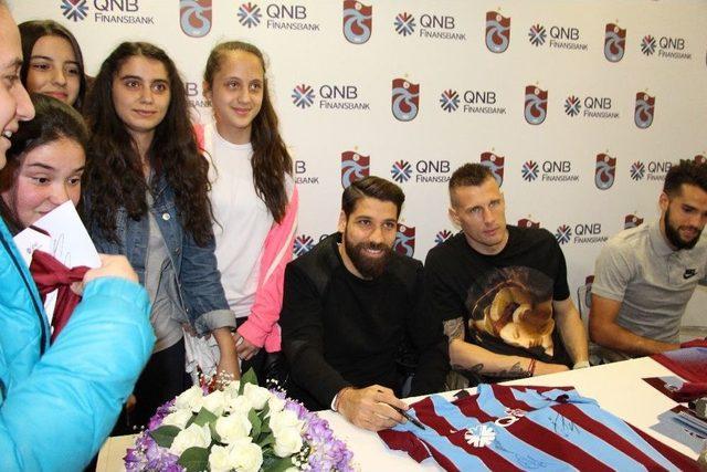 Trabzonspor’lu Futbolcular İmza Gününe Katıldı