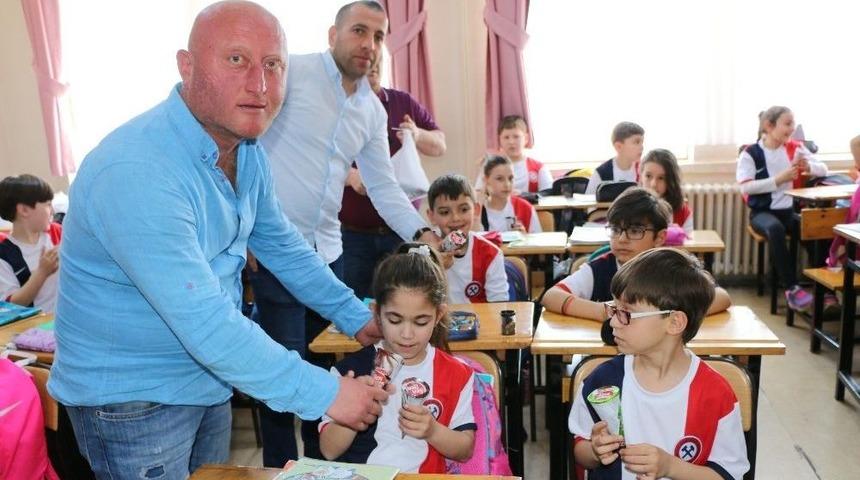 İlkokul &Ouml;ğrencilerinden Zonguldak K&ouml;m&uuml;rspor&rsquo;a Forma Desteği
