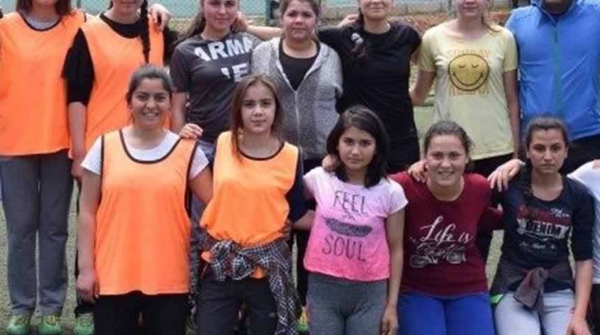 Kadın Kaymakam Kız Futbol Takımıyla Ma&ccedil; Yaptı