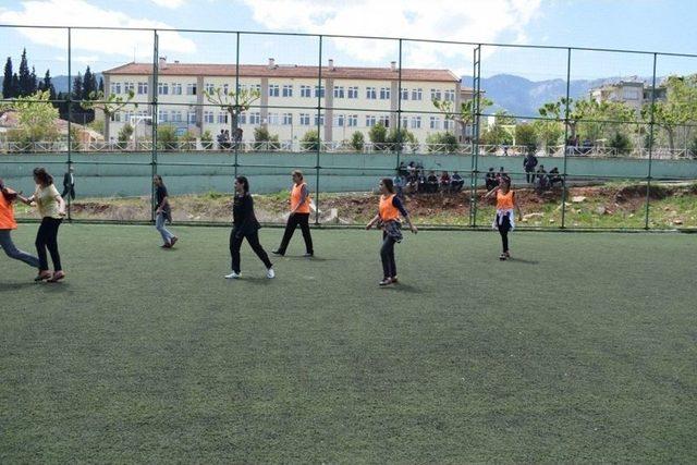 Kadın Kaymakam Kız Futbol Takımıyla Ma&ccedil; Yaptı 1