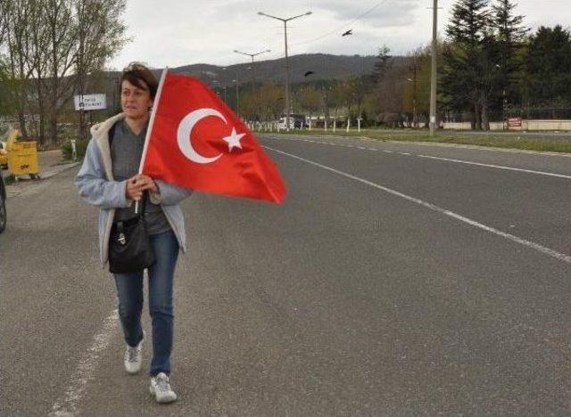 Referandumun Iptali Için İstanbul'dan Ankara'ya Yürüyen Doktor, Bozüyük'e Geldi