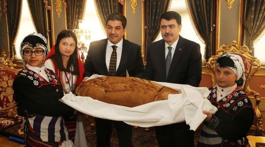 Barış &Ccedil;ocuklarından Vali Şahin&rsquo;e Barış Ekmeği