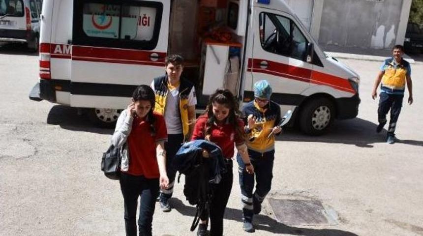 11 &Ouml;ğrenci, Yemekten Zehirlendikleri Ş&uuml;phesiyle Hastaneye Kaldırıldı