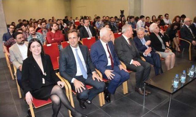 İeü 3'üncü Kez Girişimcilik Bayrağı'nı Göndere Çekti