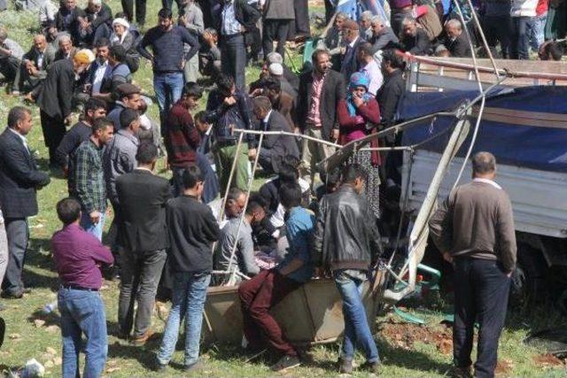 Çeyiz Almaya Gidenleri Taşıyan Kamyonetin Lastiği Patladı: 4 Ölü, 10 Yaralı (2) - Yeniden