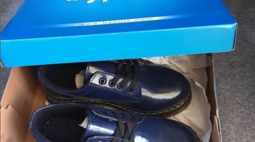 Hayırsever İş Adamından İhtiya&ccedil; Sahiplerine Ayakkabı