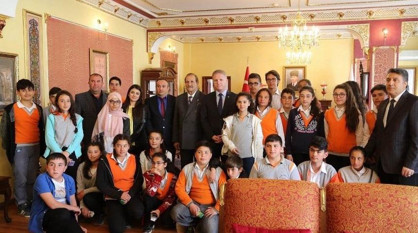 Vali G&uuml;l, &Ouml;ğrencileri Misafir Etti