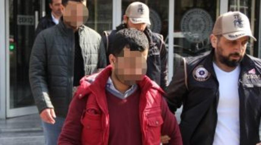 Fet&ouml;&rsquo;n&uuml;n "&ouml;ğrenci Evleri Abisi" Askerlere Adli Kontrol